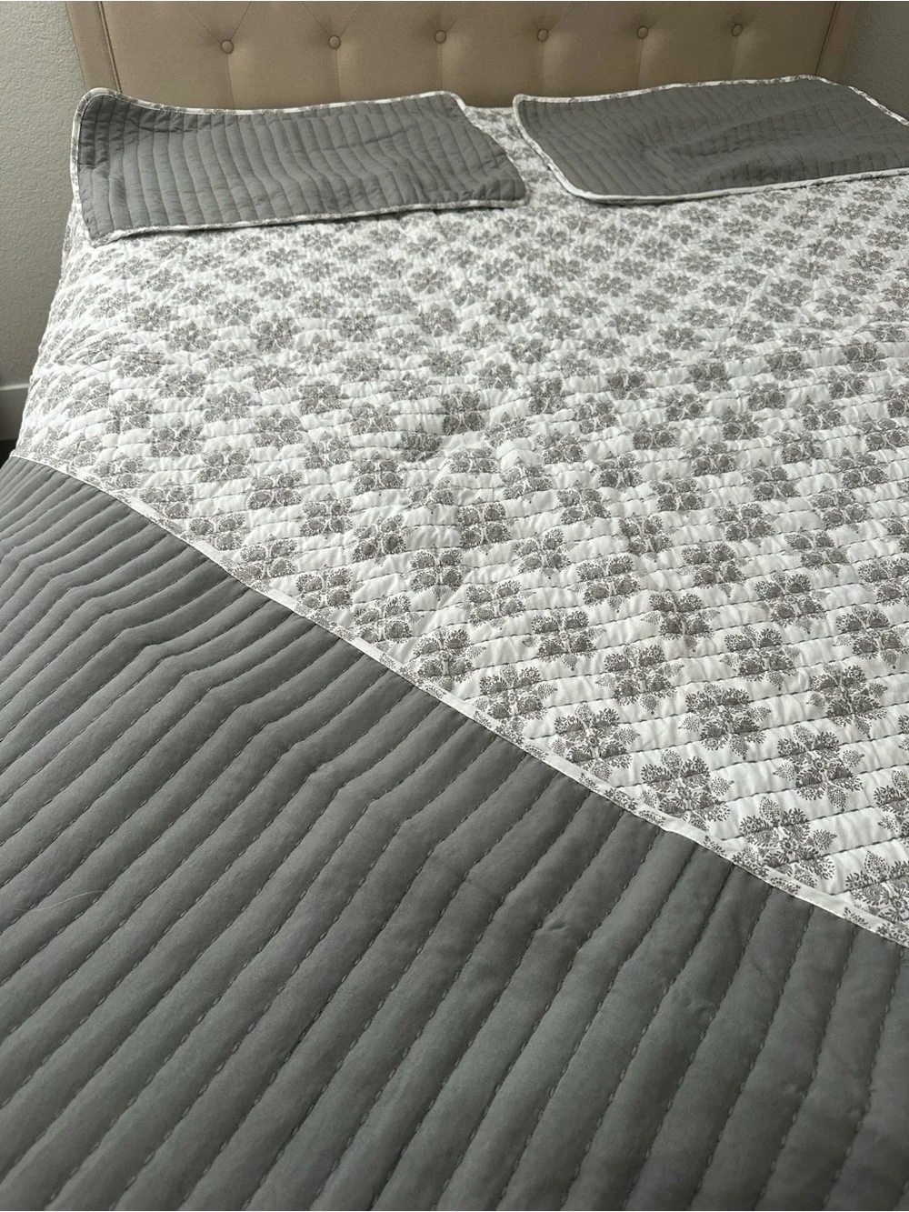 Gray Floral Quilt Bedspread - Unbranded